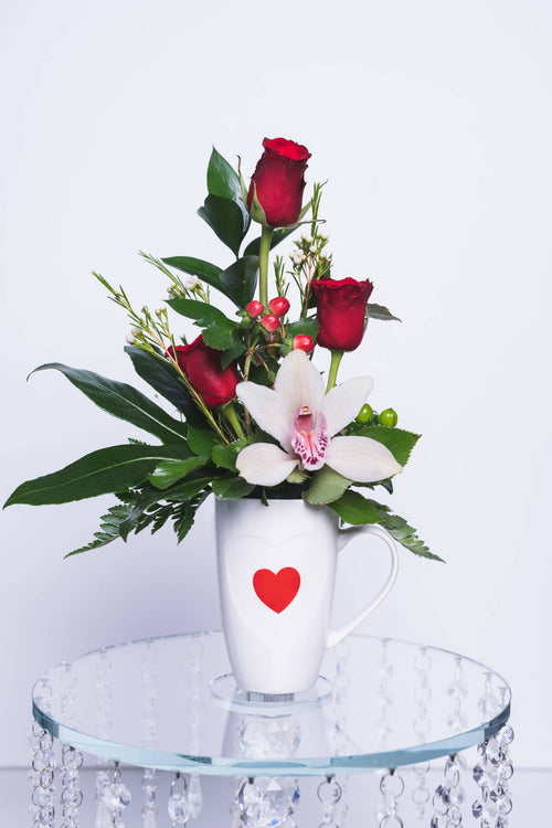Roses rouges et orchidée dans une tasse en céramique – Bonjour Floral