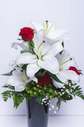 Lys blancs et roses rouges – bouquet Pardon