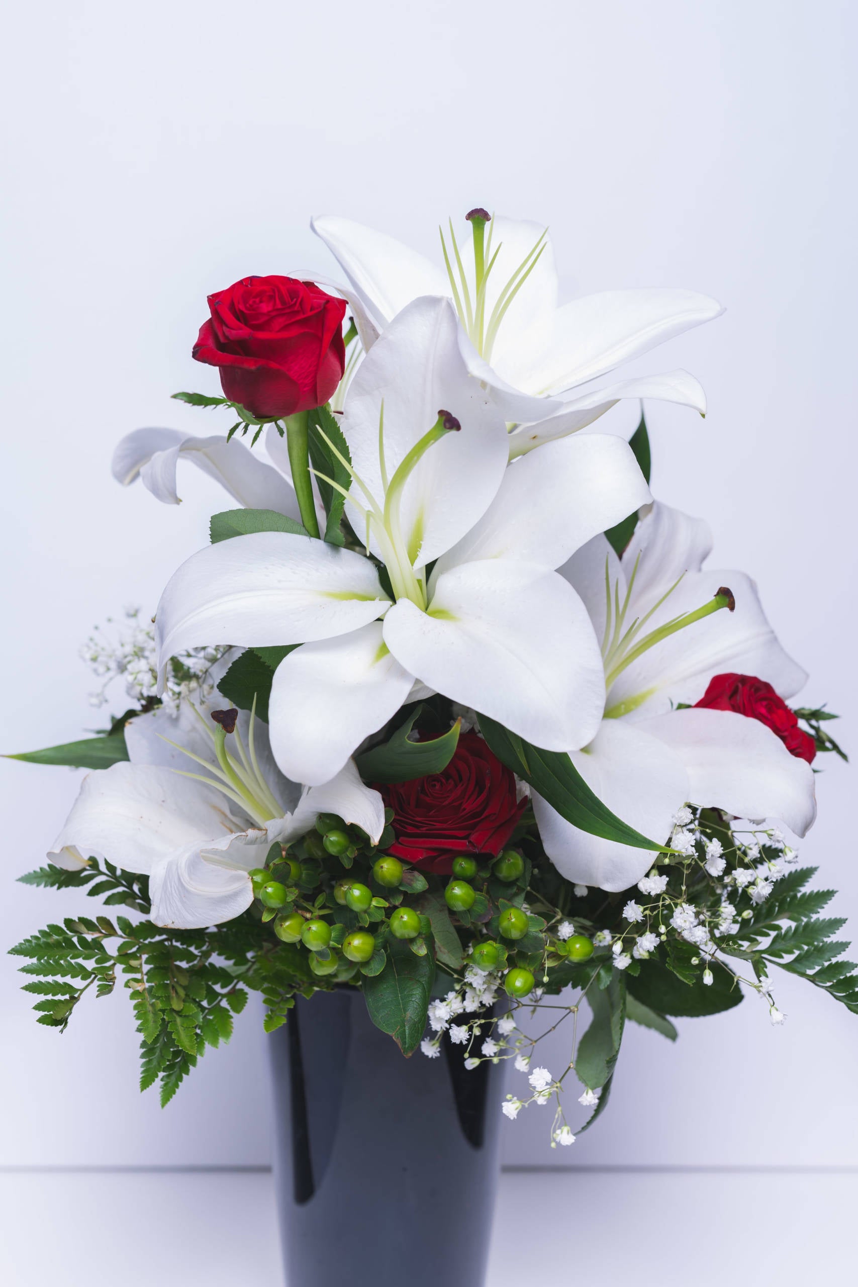 Lys blancs et roses rouges – bouquet Pardon