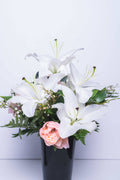 Bouquet de lys blancs et roses poudrées – Royale