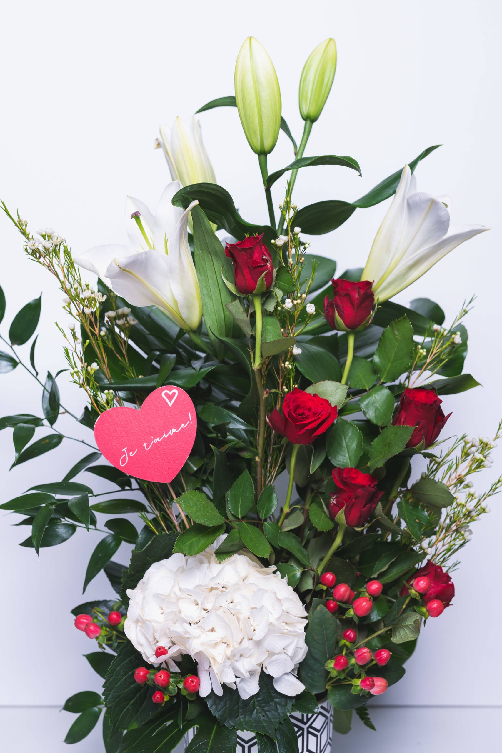 Composition de roses, lys et hortensia blanc – Aveux