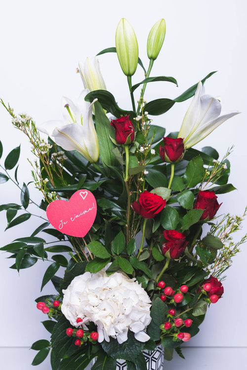 Composition de roses, lys et hortensia blanc – Aveux
