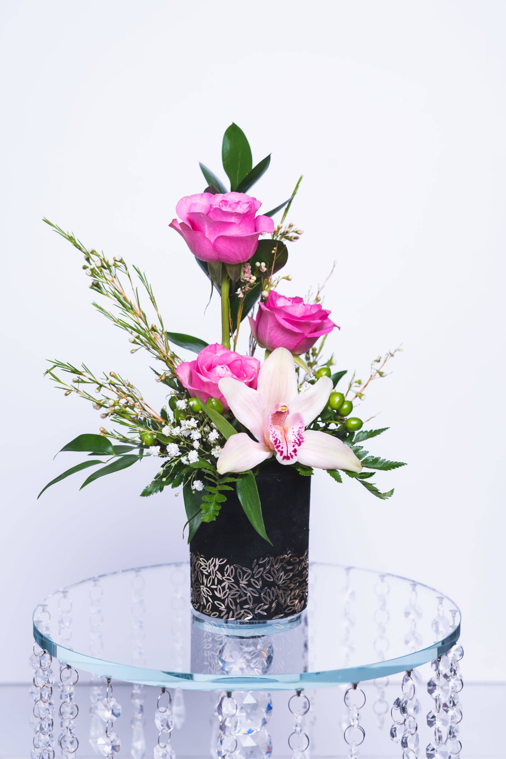 Roses fuchsia, gypsophile et orchidée en vase – Flêche du bonheur
