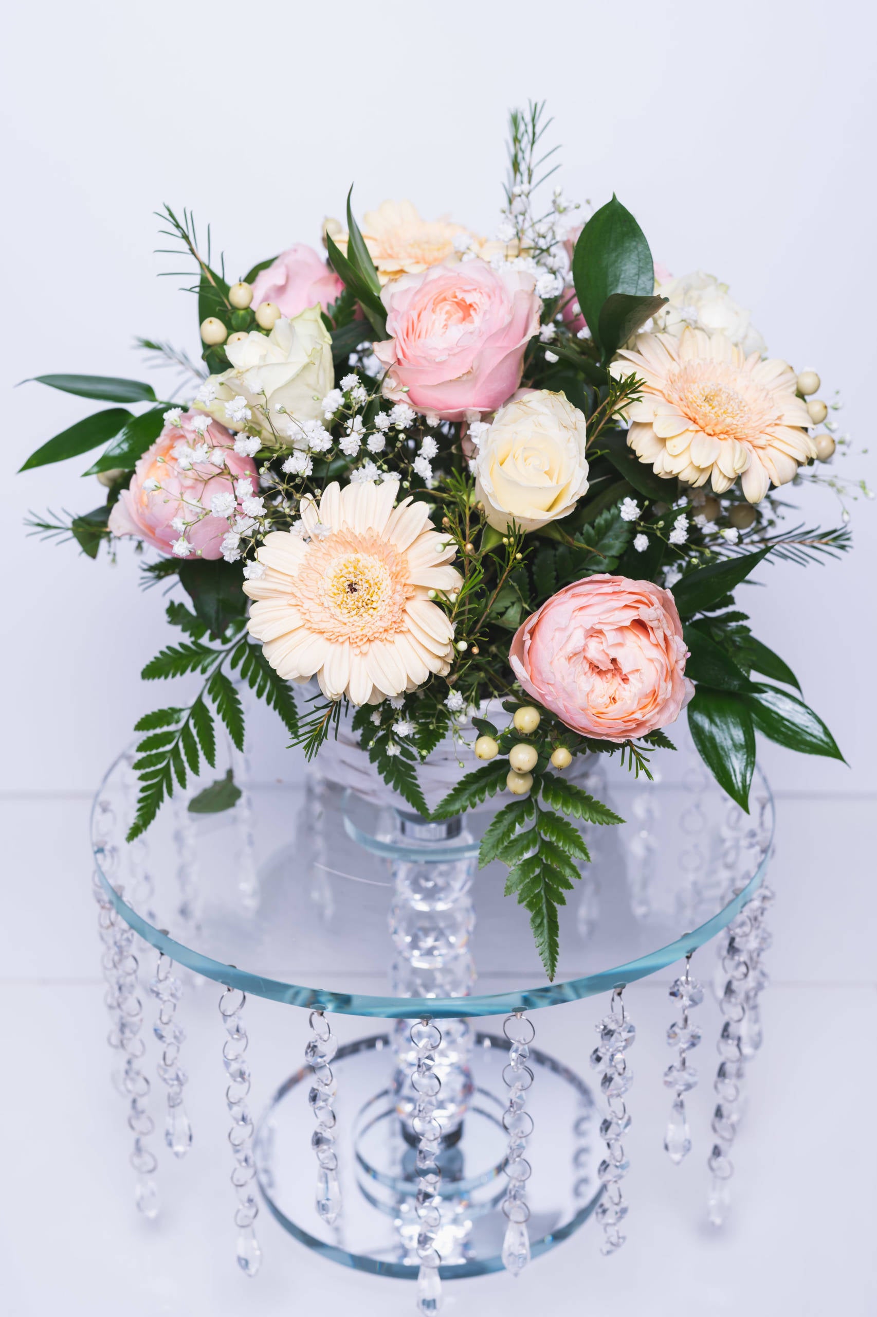 Bouquet pastel de roses et gerberas en panier – Le panier des fées