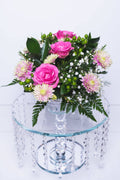 Roses fuchsia et gypsophile en panier en osier – Tendresse