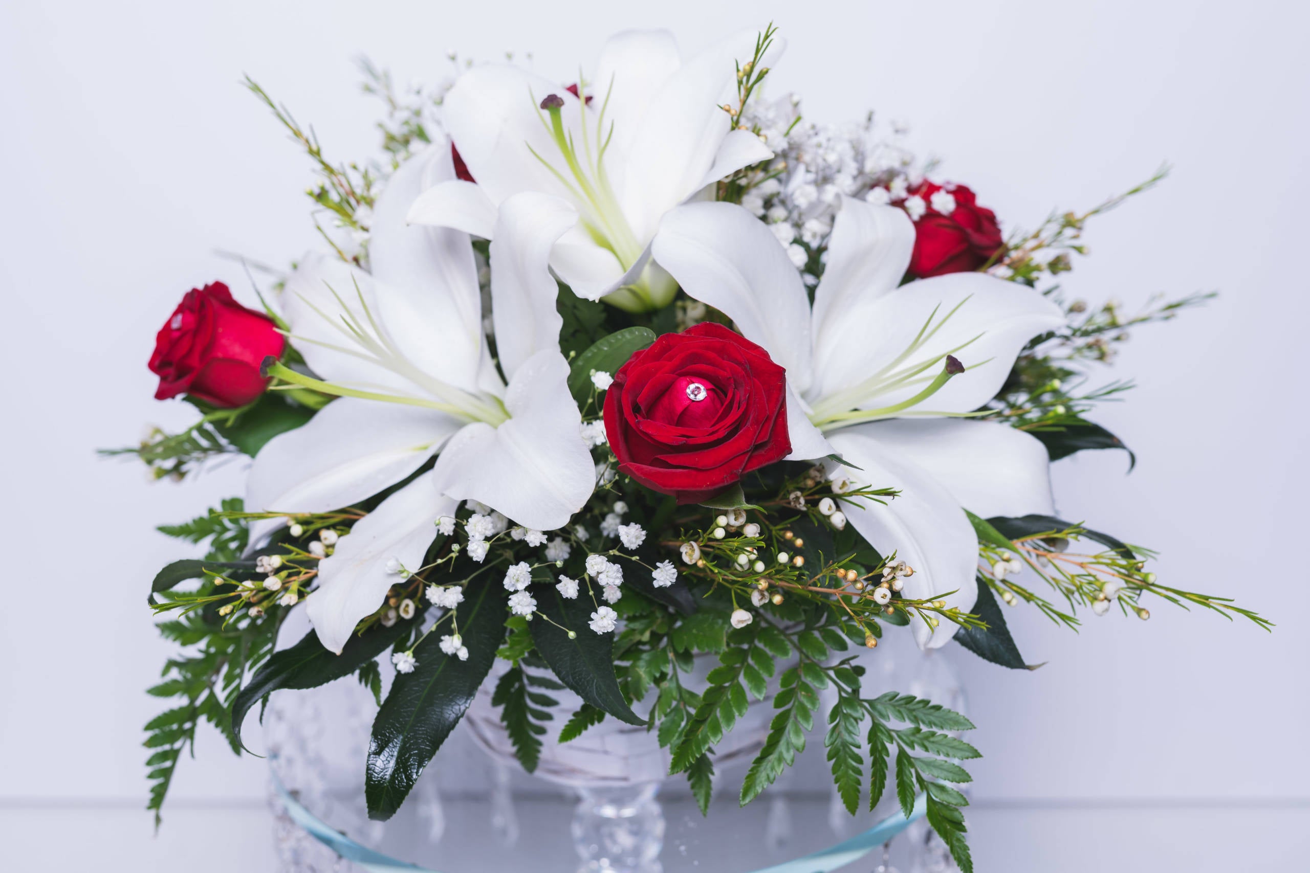 Lys blancs et roses rouges en panier – Flamme Cœur