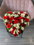 Cœur plein de roses rouges et blanches et lys – fleurs de deuil
