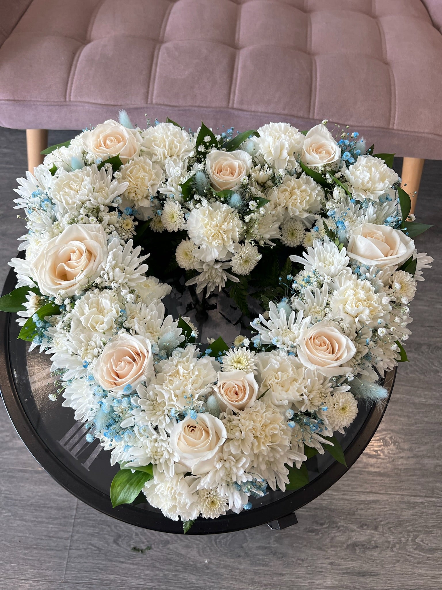 Cœur ouvert de roses blanches et œillets – fleurs de deuil