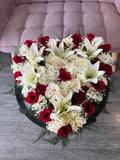 Cœur plein de roses rouges et blanches – fleurs de deuil