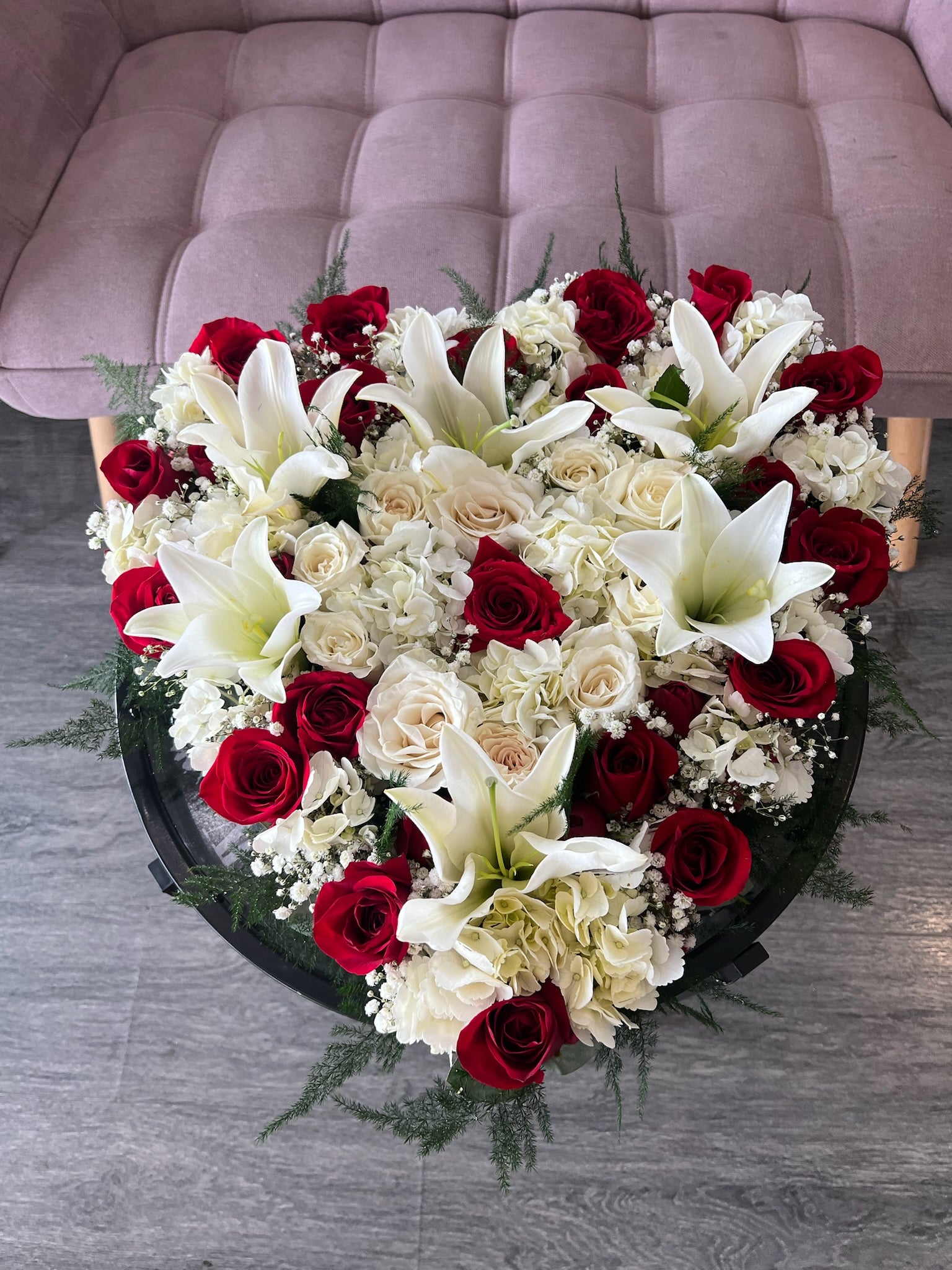 Cœur plein de roses rouges et blanches – fleurs de deuil