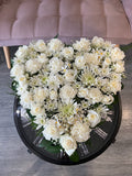 Cœur plein de roses blanches – fleurs de deuil