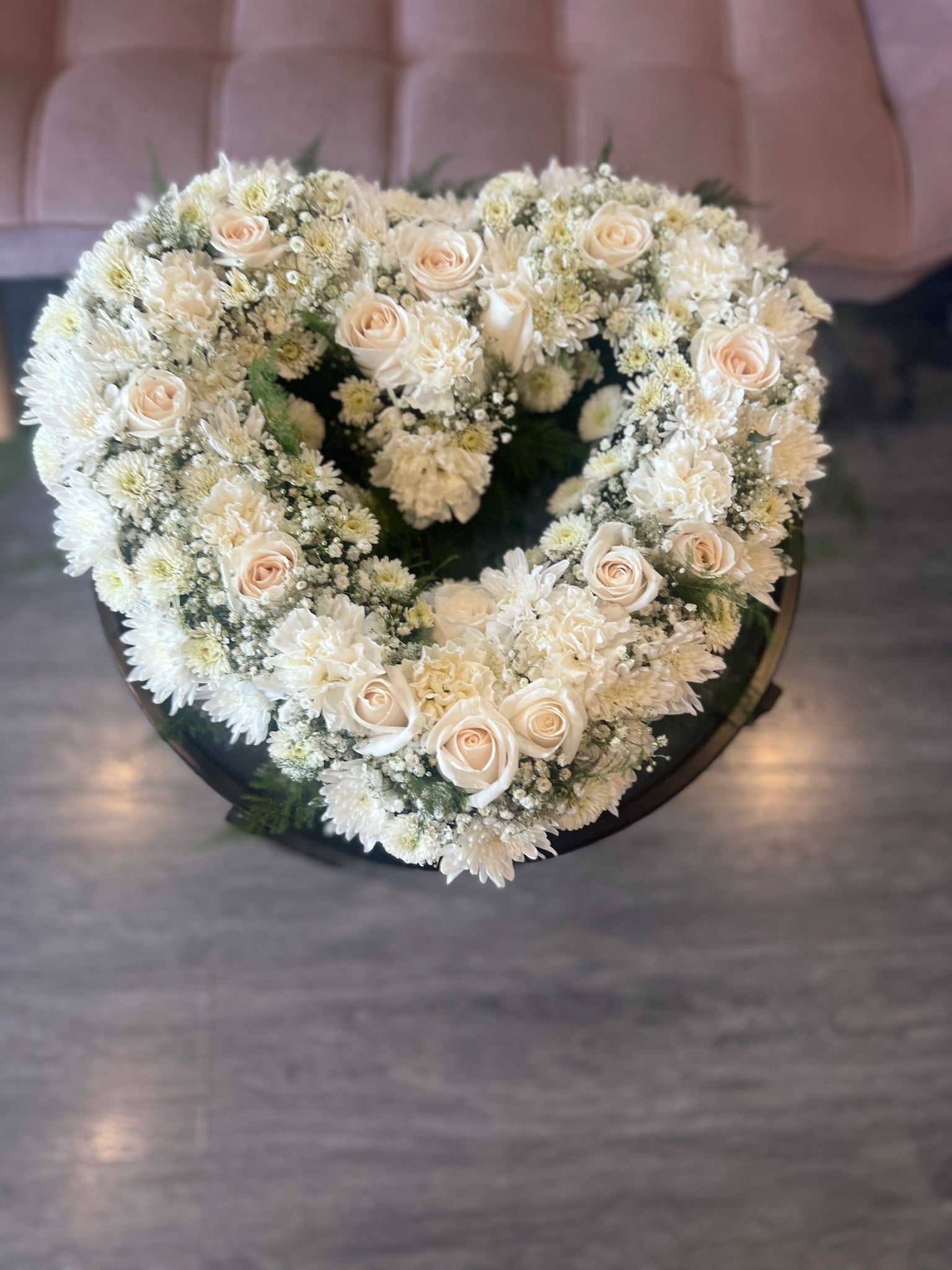 Cœur ouvert de roses blanches – fleurs de deuil