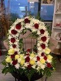 Composition de deuil roses et chrysanthèmes – Porte du paradis