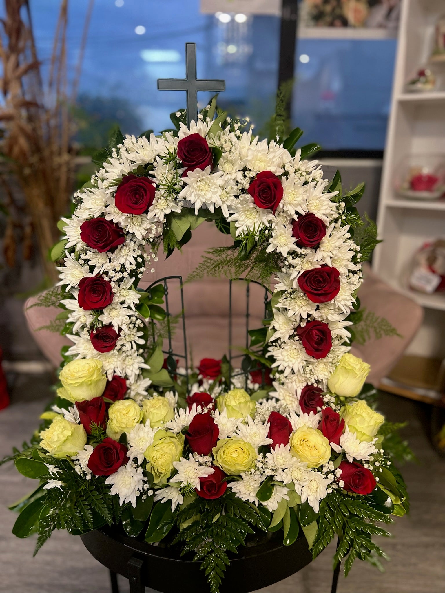 Composition de deuil roses et chrysanthèmes – Porte du paradis