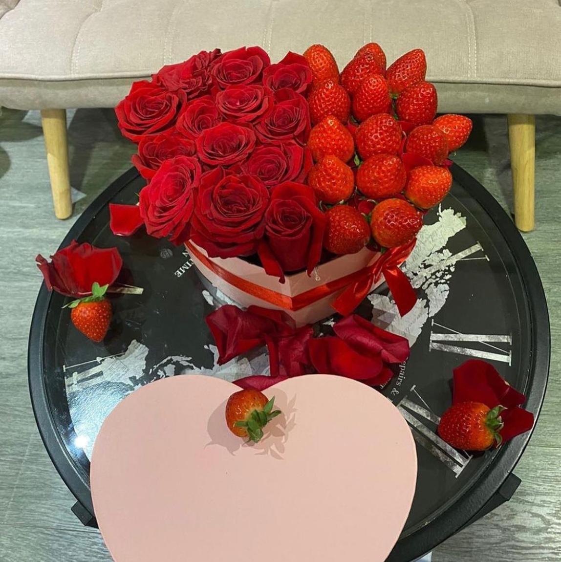 Box gourmande de fraises et roses – Le Délice